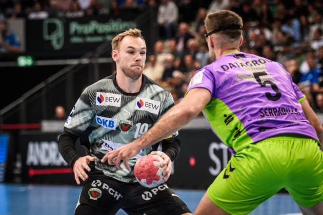 Mathias Gidsel Fuechse Berlin, 19 vs Antonio Serradilla TVB Stuttgart, 05 GER, TVB 1898 Stuttgart Fuechse Berlin, DAIKIN HBL, Handball, Bundesliga, Matchday 9, Season 2025 2026, 19 10 2025 GER, TVB 1898 Stuttgart Fuechse Berlin, DAIKIN HBL, Handball, Bundesliga, Matchday 9, Season 2025 2026, 19 10 2025 Stuttgart Copyright: xSandyxDinkelackerx EP_SDR