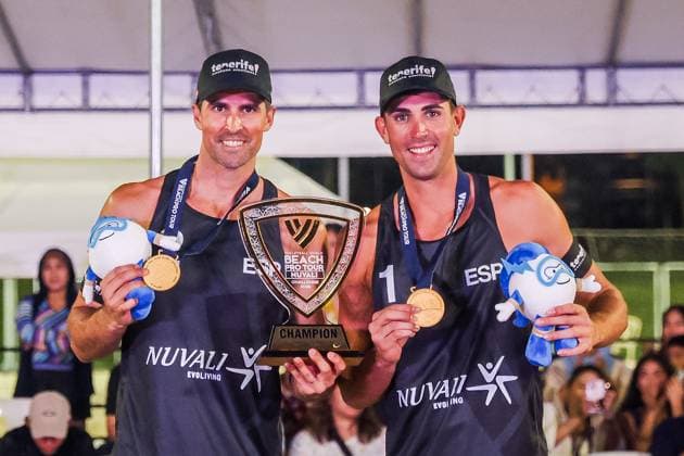 (251019) -- LAGUNA PROVINCE, Oct. 19, 2025 -- Alejandro Huerta Pastor (R) and Adrian Gavira Collado of Spain smile with their gold medals and trophy during the awarding ceremony at the Volleyball World Beach Pro Tour in Laguna Province, the Philippines, Oct. 19, 2025. ) (SP)PHILIPPINES-LAGUNA PROVINCE-VOLLEYBALL-WORLD BEACH PRO TOUR ROUELLExUMALI 