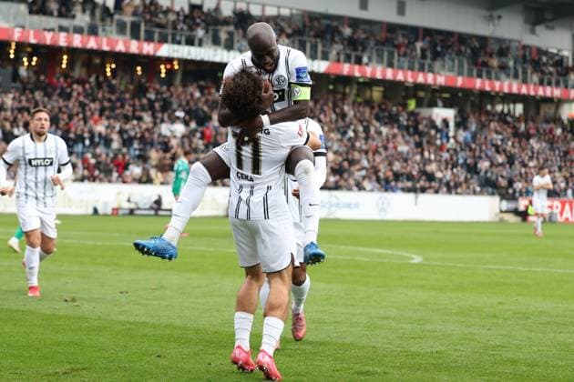 19 10 2025, xrekx, Fußball 2 Bundesliga, SV Elversberg SpVgg Greuther Fuerth v l Torjubel nach dem Tor zum celebrating the goal celebrate 5 0 durch Jason Ceka SV 07 Elversberg mit Amara CondÃ SV 07 Elversberg DFL DFB REGULATIONS PROHIBIT ANY USE OF PHOTOGRAPHS as IMAGE SEQUENCES and or QUASI VIDEO Elversberg
