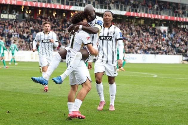 19 10 2025, xrekx, Fußball 2 Bundesliga, SV Elversberg SpVgg Greuther Fuerth v l Torjubel nach dem Tor zum celebrating the goal celebrate 5 0 durch Jason Ceka SV 07 Elversberg mit Amara CondÃ SV 07 Elversberg DFL DFB REGULATIONS PROHIBIT ANY USE OF PHOTOGRAPHS as IMAGE SEQUENCES and or QUASI VIDEO Elversberg