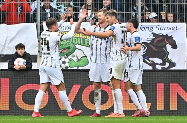 19 10 2025 Soccer Season 2025 2026 2 Soccer Bundesliga 09 Matchday SV Elversberg SVE SpVgg Greuther Fürth Kleeblatt Sportfoto Zink MeZi xmeoxzix DFL regulations prohibit any use of photographs as image sequences and or quasi video only for editorial use Torjubel Jubel Freude nach Treffer Torschuß zum 6 0 durch Florian Le Joncour 3, SV Elversberg