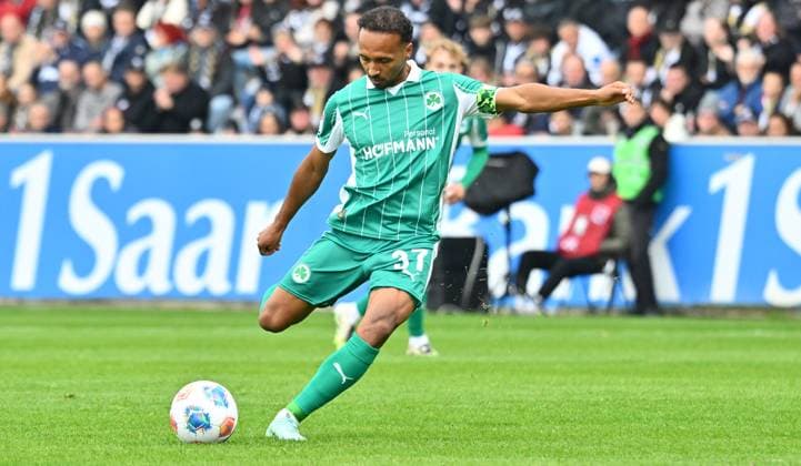 19 10 2025 Soccer Season 2025 2026 2 Soccer Bundesliga 09 Matchday SV Elversberg SVE SpVgg Greuther Fürth Kleeblatt Sportfoto Zink xwoxzix DFL regulations prohibit any use of photographs as image sequences and or quasi video only for editorial use Julian Green 37, SpVgg Greuther Fürth