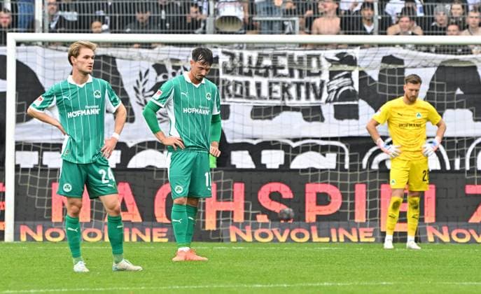 19 10 2025 Soccer Season 2025 2026 2 Soccer Bundesliga 09 Matchday SV Elversberg SVE SpVgg Greuther Fürth Kleeblatt Sportfoto Zink MeZi xmeoxzix DFL regulations prohibit any use of photographs as image sequences and or quasi video only for editorial use Marco John 24, SpVgg Greuther Fürth Noah König 17, SpVgg Greuther Fürth Aaron Keller 16, SpVgg Greuther Fürth, right disappointed disappointment