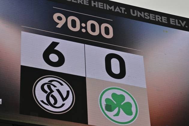 19 10 2025 Soccer season 2025 2026 2 Soccer Bundesliga 09 Matchday SV Elversberg SVE SpVgg Greuther Fürth Kleeblatt Sportfoto Zink xwoxzix DFL regulations prohibit any use of photographs as image sequences and or quasi video only for editorial use Final result on scoreboard