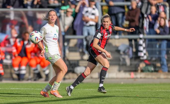 DEU, Frankfurt, Eintracht Frankfurt vs Werder Bremen, Google Pixel Frauen Bundesliga, DFB, Saison 2526, Stadion am Bretanobad, 7 Spieltag im Bild f l n r Juliane Wirtz Werder Bremen 28 kann die Flanke von Laura Freigang Eintracht Frankfurt 10 nicht verhindern DFB DFL REGULATIONS PROHIBIT ANY USE OF PHOTOGRAPHS AS IMAGE SEQUENCES AND OR QUASI VIDEO, 19 10 2025 Copyright: HMBxMedia HendrikxHamelau