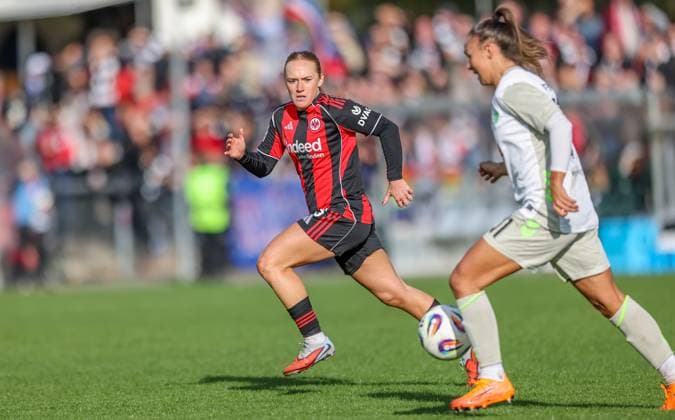 DEU, Frankfurt, Eintracht Frankfurt vs Werder Bremen, Google Pixel Frauen Bundesliga, DFB, Saison 2526, Stadion am Bretanobad, 7 Spieltag im Bild f l n r Lisanne Gräwe Eintracht Frankfurt 8 , Maja Sternad Werder Bremen 11 DFB DFL REGULATIONS PROHIBIT ANY USE OF PHOTOGRAPHS AS IMAGE SEQUENCES AND OR QUASI VIDEO, 19 10 2025 Copyright: HMBxMedia HendrikxHamelau