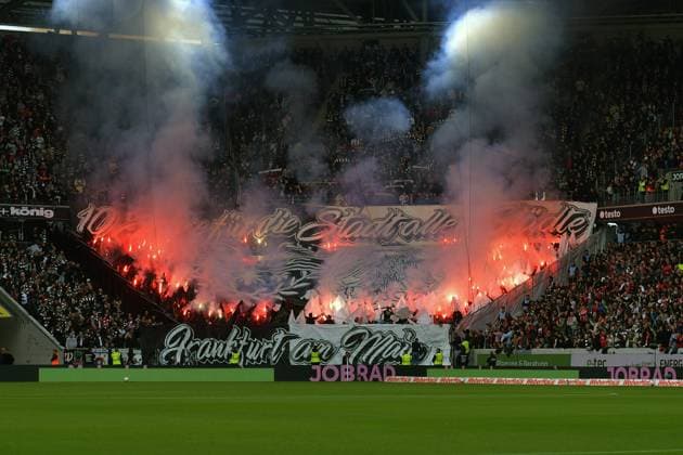 19 10 2025, xblx, Soccer 1 Bundesliga, SC Freiburg Eintracht Frankfurt v l Sport Fans Eintracht Frankfurt, Mood, Scarves, ending Pyrotechnics, Benglos, Smoke, Fog, Fireworks DFL DFB REGULATIONS PROHIBIT ANY USE OF PHOTOGRAPHS as IMAGE SEQUENCES and or QUASI VIDEO Freiburg