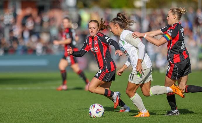 DEU, Frankfurt, Eintracht Frankfurt vs Werder Bremen, Google Pixel Frauen Bundesliga, DFB, Saison 2526, Stadion am Bretanobad, 7 Spieltag im Bild f l n r Lisanne Gräwe Eintracht Frankfurt 8 , Maja Sternad Werder Bremen 11 DFB DFL REGULATIONS PROHIBIT ANY USE OF PHOTOGRAPHS AS IMAGE SEQUENCES AND OR QUASI VIDEO, 19 10 2025 Copyright: HMBxMedia HendrikxHamelau