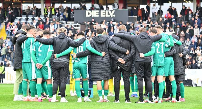 19 10 2025 Soccer Season 2025 2026 2 Soccer Bundesliga 09 Matchday SV Elversberg SVE SpVgg Greuther Fürth Kleeblatt Sportfoto Zink xwoxzix DFL regulations prohibit any use of photographs as image sequences and or quasi video only for editorial use Teamkreis Mannschaft Team Fürth nach Spielende