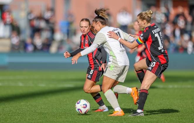 DEU, Frankfurt, Eintracht Frankfurt vs Werder Bremen, Google Pixel Frauen Bundesliga, DFB, Saison 2526, Stadion am Bretanobad, 7 Spieltag im Bild f l n r Lisanne Gräwe Eintracht Frankfurt 8 , Maja Sternad Werder Bremen 11 DFB DFL REGULATIONS PROHIBIT ANY USE OF PHOTOGRAPHS AS IMAGE SEQUENCES AND OR QUASI VIDEO, 19 10 2025 Copyright: HMBxMedia HendrikxHamelau