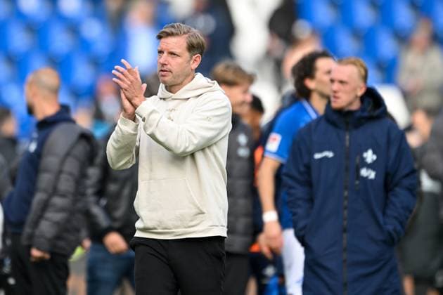 Florian Kohfeldt SV Darmstadt 1898, ChefTrainer thanks the fans, GER, SV Darmstadt 98 vs 1 FC Magdeburg Football, 2 Bundesliga, Matchday 9, Season 2025 2026, 19 10 2025 DFL REGULATES PROHIBIT ANY USE OF PHOTOGRAPHS AS IMAGE SEQUENCES AND OR QUASI VIDEO GER, SV Darmstadt 98 vs 1 FC Magdeburg Football, 2 Bundesliga, Matchday 9, Season 2025 2026, 19 10 2025 Darmstadt Copyright: xEibner-Pressefoto FlorianxWiegandx EP_FWD