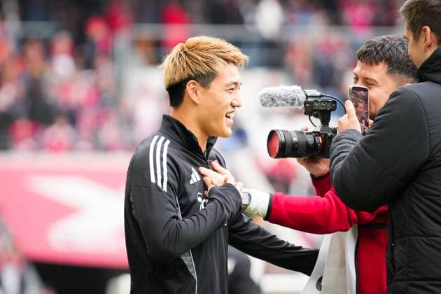 Germany, Football, 1 Bundesliga, Season 2025 2026, Matchday 7 SC Freiburg vs Eintracht Frankfurt Europa Park Stadion Freiburg Ritsu Doan Eintracht Frankfurt ,20 Farewell, Fans, Laughter, Freiburg Europa Park Stadion Baden Württemberg Germany Copyright: xFINLEYxMÖRCHx