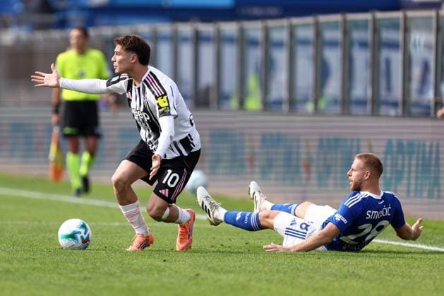 Serie A Como 1907 - Juventus Fc Kenan Yildiz of Juventus Fc looks dejected during the Serie A match beetween Como 1907 and Juventus Fc at Stadio Giuseppe Sinigaglia on October 19 2025 in Milan Italy . Como Stadio Giuseppe Sinigaglia Italy Copyright: xMarcoxCanonierox