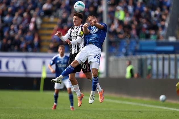 Serie A Como 1907 - Juventus Fc Ivan Smolcic of Como 1907 and Kenan Yildiz of Juventus Fc battle for the ball during the Serie A match beetween Como 1907 and Juventus Fc at Stadio Giuseppe Sinigaglia on October 19 2025 in Milan Italy . Como Stadio Giuseppe Sinigaglia Italy Copyright: xMarcoxCanonierox