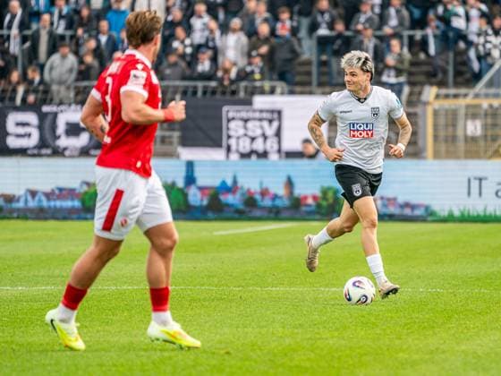 Niklas Koelle SSV Ulm 1846, 32 on the ball, GER, SSV Ulm 1846 vs FC Energie Cottbus, Football, 3 Liga, Season 2025 2026, 19 10 2025, DFB DFL regulations prohibit any use of photographs as image sequences and or quasi video GER, SSV Ulm 1846 vs FC Energie Cottbus, Football, 3 Liga, Season 2025 2026, 19 10 2025 Ulm Copyright: xMichaelxSchmidt Eibner-Pressefotx EP_MST