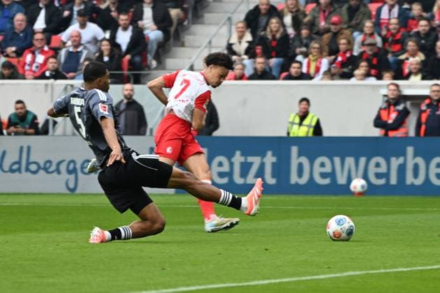 19 10 2025, xjhx, Fussball 1 Bundesliga, SC Freiburg Eintracht Frankfurt v l Derry Scherhant SC Freiburg Torschuetze, erzielt das Tor, Treffer, scores the goal 1 0 Aurele Amenda Eintracht Frankfurt DFL DFB REGULATIONS PROHIBIT ANY USE OF PHOTOGRAPHS as IMAGE SEQUENCES and or QUASI VIDEO Freiburg