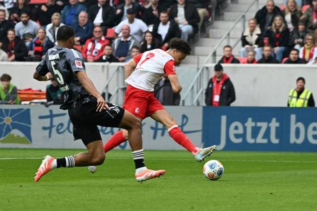 19 10 2025, xjhx, Fussball 1 Bundesliga, SC Freiburg Eintracht Frankfurt v l Derry Scherhant SC Freiburg Torschuetze, erzielt das Tor, Treffer, scores the goal 1 0 Aurele Amenda Eintracht Frankfurt DFL DFB REGULATIONS PROHIBIT ANY USE OF PHOTOGRAPHS as IMAGE SEQUENCES and or QUASI VIDEO Freiburg
