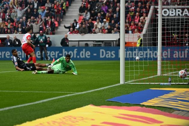 19 10 2025, xjhx, Fussball 1 Bundesliga, SC Freiburg Eintracht Frankfurt v l Derry Scherhant SC Freiburg Torschuetze, erzielt das Tor, Treffer, scores the goal 1 0 Aurele Amenda Eintracht Frankfurt Kaua Santos Eintracht Frankfurt DFL DFB REGULATIONS PROHIBIT ANY USE OF PHOTOGRAPHS as IMAGE SEQUENCES and or QUASI VIDEO Freiburg