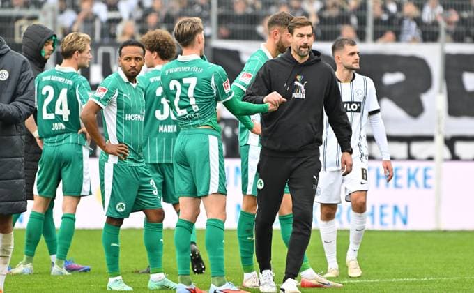 19 10 2025 Soccer Season 2025 2026 2 Soccer Bundesliga 09 Matchday SV Elversberg SVE SpVgg Greuther Fürth Kleeblatt Sportfoto Zink MeZi xmeoxzix DFL regulations prohibit any use of photographs as image sequences and or quasi video only for editorial use Marco John 24, SpVgg Greuther Fürth Julian Green 37, SpVgg Greuther Fürth Gian Luca Gian Luca Itter 27, SpVgg Greuther Fürth Thomas Kleine Trainer SpVgg Greuther Fürth disappointed Disappointment after the end of the match