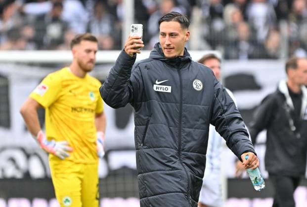19 10 2025 Soccer Season 2025 2026 2 Soccer Bundesliga 09 Matchday SV Elversberg SVE SpVgg Greuther Fürth Kleeblatt Sportfoto Zink MeZi xmeoxzix DFL regulations prohibit any use of photographs as image sequences and or quasi video only for editorial use Younes Ebnoutalib 22, SV Elversberg Jubel Freude nach Spielende