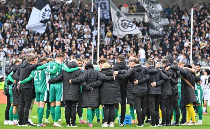 19 10 2025 Soccer Season 2025 2026 2 Soccer Bundesliga 09 Matchday SV Elversberg SVE SpVgg Greuther Fürth Kleeblatt Sportfoto Zink MeZi xmeoxzix DFL regulations prohibit any use of photographs as image sequences and or quasi video only for editorial use Teamkreis Mannschaft Team Fürth Branimir Hrgota 10, SpVgg Greuther Fürth and Co disappointed Disappointment after the end of the match