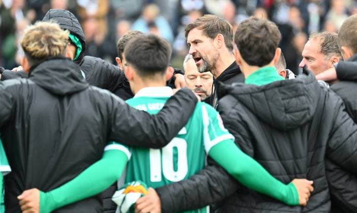 19 10 2025 Soccer Season 2025 2026 2 Soccer Bundesliga 09 Matchday SV Elversberg SVE SpVgg Greuther Fürth Kleeblatt Sportfoto Zink xwoxzix DFL regulations prohibit any use of photographs as image sequences and or quasi video only for editorial use Thomas Kleine Trainer SpVgg Greuther Fürth speaks to team Team after end of match
