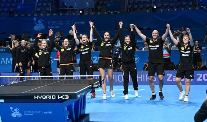 Die deutsche Damen-Nationalmannschaft am 19. Oktober 2025 bejubelt das gewonnene Finale der Team-Europameisterschaften im Tischtennis in der Kresimir-Cosic-Halle in Zadar (Kroatien) gegen Rumänien Die deutsche Damen-Nationalmannschaft am 19. Oktober 2025 bejubelt das gewonnene Finale der Team-Europameisterschaften im Tischtennis in der Kresimir-Cosic-Halle in Zadar (Kroatien) gegen Rumänien. Die Deutschen setzten sich mit 3:0 durch und gewinnen zum dritten Mal in Folge und zum zehnten Mal insgesamt den Titel. Zadar Kresimir-Cosic-Halle Kroatien *** The German womens national team on October 19, 2025 celebrates winning the final of the European Team Table Tennis Championships at the Kresimir Cosic Hall in Zadar Croatia against Romania The German womens national team on October 19, 2025 celebrates winning the final of the European Team Table Tennis Championships at the Kresimir Cosic Hall in Zadar Croatia against Romania The Germans prevailed 3-0 to win the title for the third time in a row and the tenth time overall Zadar Kresimir Cosic Hall Croatia