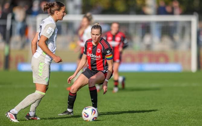 DEU, Frankfurt, Eintracht Frankfurt vs Werder Bremen, Google Pixel Frauen Bundesliga, DFB, Saison 2526, Stadion am Bretanobad, 7 Spieltag im Bild f l n r Hanna NÃ meth Werder Bremen 23 , Laura Freigang Eintracht Frankfurt 10 DFB DFL REGULATIONS PROHIBIT ANY USE OF PHOTOGRAPHS AS IMAGE SEQUENCES AND OR QUASI VIDEO, 19 10 2025 Copyright: HMBxMedia HendrikxHamelau