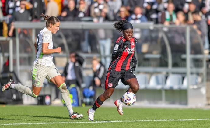 DEU, Frankfurt, Eintracht Frankfurt vs Werder Bremen, Google Pixel Frauen Bundesliga, DFB, Saison 2526, Stadion am Bretanobad, 7 Spieltag im Bild f l n r Hanna NÃ meth Werder Bremen 23 , Nicole Anyomi Eintracht Frankfurt 19 , Zweikampf, Torchance DFB DFL REGULATIONS PROHIBIT ANY USE OF PHOTOGRAPHS AS IMAGE SEQUENCES AND OR QUASI VIDEO, 19 10 2025 Copyright: HMBxMedia HendrikxHamelau