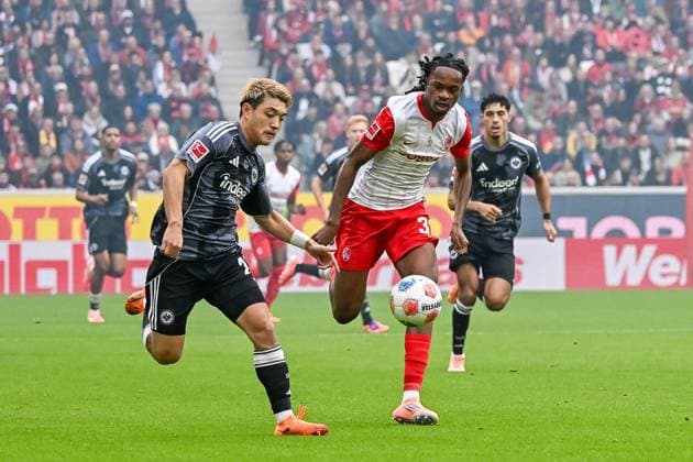 Ritsu Doan Eintracht Frankfurt, 20 , Jordy Makengo SC Freiburg, 33 in a running duel for the ball GER, SC Freiburg Eintracht Frankfurt, Football, Bundesliga, Matchday 7, Season 2025 2026, 19 10 2025 DFL DFB REGULATIONS PROHIBIT ANY USE OF PHOTOGRAPHS AS IMAGE SEQUENCES AND OR QUASI VIDEO GER, SC Freiburg Eintracht Frankfurt, Football, Bundesliga, Matchday 7, Season 2025 2026, 19 10 2025 Freiburg Copyright: xEibner-Pressefoto ThomasxHessx EP_THS