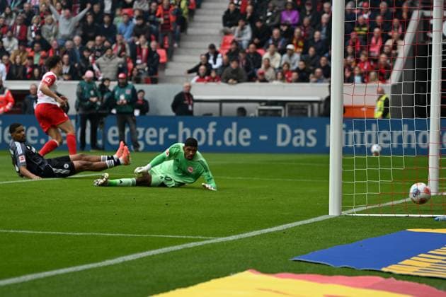 19 10 2025, xjhx, Fussball 1 Bundesliga, SC Freiburg Eintracht Frankfurt v l Derry Scherhant SC Freiburg Torschuetze, erzielt das Tor, Treffer, scores the goal 1 0 Aurele Amenda Eintracht Frankfurt Kaua Santos Eintracht Frankfurt DFL DFB REGULATIONS PROHIBIT ANY USE OF PHOTOGRAPHS as IMAGE SEQUENCES and or QUASI VIDEO Freiburg