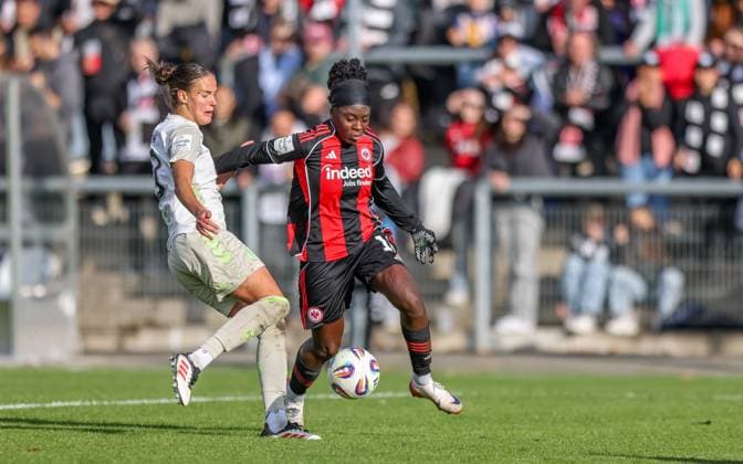 DEU, Frankfurt, Eintracht Frankfurt vs Werder Bremen, Google Pixel Frauen Bundesliga, DFB, Saison 2526, Stadion am Bretanobad, 7 Spieltag im Bild f l n r Hanna NÃ meth Werder Bremen 23 , Nicole Anyomi Eintracht Frankfurt 19 , Zweikampf, Torchance DFB DFL REGULATIONS PROHIBIT ANY USE OF PHOTOGRAPHS AS IMAGE SEQUENCES AND OR QUASI VIDEO, 19 10 2025 Copyright: HMBxMedia HendrikxHamelau