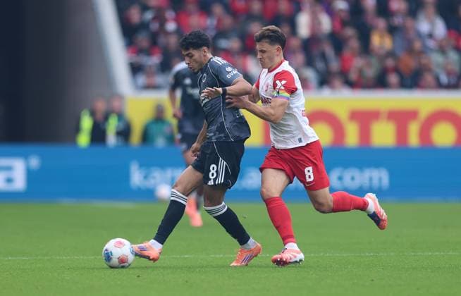 19 10 2025, Bundesliga, SC Freiburg Eintracht Frankfurt, v l , Fares Chaibi Eintracht Frankfurt , Maximilian Eggestein SC Freiburg DFL DFB REGULATIONS PROHIBIT ANY USE OF PHOTOGRAPHS AS IMAGE SEQUENCES AND OR QUASI VIDEO xdcx Copyright: HMBxMedia Claus
