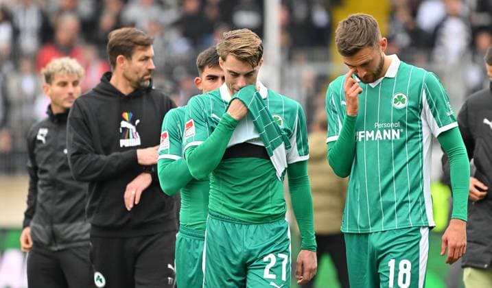 19 10 2025 Soccer Season 2025 2026 2 Soccer Bundesliga 09 Matchday SV Elversberg SVE SpVgg Greuther Fürth Kleeblatt Sportfoto Zink MeZi xmeoxzix DFL regulations prohibit any use of photographs as image sequences and or quasi video only for editorial use Thomas Kleine Trainer SpVgg Greuther Fürth Gian Luca Gian Luca Itter 27, SpVgg Greuther Fürth Felix Higl 18, SpVgg Greuther Fürth disappointed Disappointment after the end of the match