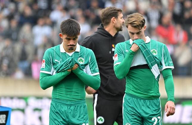 19 10 2025 Soccer season 2025 2026 2 Soccer Bundesliga 09 Matchday SV Elversberg SVE SpVgg Greuther Fürth Kleeblatt Sportfoto Zink MeZi xmeoxzix DFL regulations prohibit any use of photographs as image sequences and or quasi video only for editorial use Aaron Keller 16, SpVgg Greuther Fürth Gian Luca Gian Luca Itter 27, SpVgg Greuther Fürth, right disappointed disappointment after the end of the match