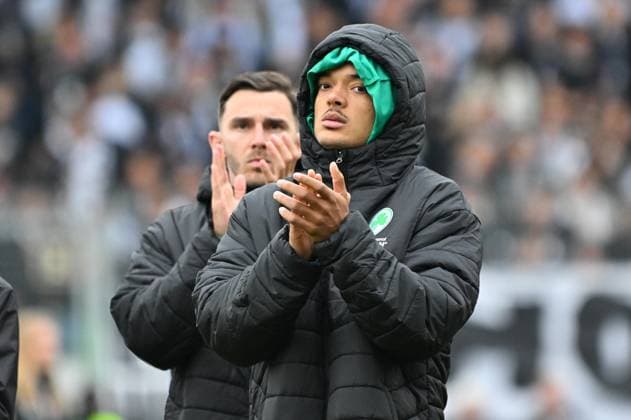 19 10 2025 Soccer Season 2025 2026 2 Soccer Bundesliga 09 Matchday SV Elversberg SVE SpVgg Greuther Fürth Kleeblatt Sportfoto Zink MeZi xmeoxzix DFL regulations prohibit any use of photographs as image sequences and or quasi video only for editorial use Maximilian Solomon Dietz 33, SpVgg Greuther Fürth before Branimir Hrgota 10, SpVgg Greuther Fürth disappointed Disappointment after the end of the match