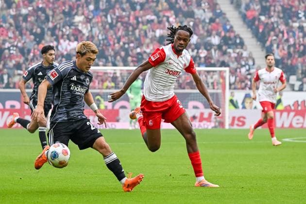 Ritsu Doan Eintracht Frankfurt, 20 , Jordy Makengo SC Freiburg, 33 in a running duel for the ball GER, SC Freiburg Eintracht Frankfurt, Football, Bundesliga, Matchday 7, Season 2025 2026, 19 10 2025 DFL DFB REGULATIONS PROHIBIT ANY USE OF PHOTOGRAPHS AS IMAGE SEQUENCES AND OR QUASI VIDEO GER, SC Freiburg Eintracht Frankfurt, Football, Bundesliga, Matchday 7, Season 2025 2026, 19 10 2025 Freiburg Copyright: xEibner-Pressefoto ThomasxHessx EP_THS