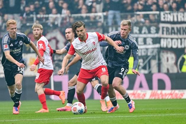 Lucas Hoeler SC Freiburg, 09 on the ball and in a duel with Jonathan Burkardt Eintracht Frankfurt, 09 GER, SC Freiburg Eintracht Frankfurt, Football, Bundesliga, Matchday 7, Season 2025 2026, 19 10 2025 DFL DFB REGULATIONS PROHIBIT ANY USE OF PHOTOGRAPHS AS IMAGE SEQUENCES AND OR QUASI VIDEO GER, SC Freiburg Eintracht Frankfurt, Football, Bundesliga, Matchday 7, Season 2025 2026, 19 10 2025 Freiburg Copyright: xEibner-Pressefoto ThomasxHessx EP_THS