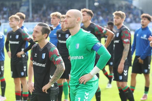 19 10 2025, xtvx, Soccer 2 Bundesliga, SV Darmstadt 98 1 FC Magdeburg v l Baris Atik 1 FC Magdeburg Goalkeeper Dominik Reimann 1 FC Magdeburg thanks the fans, applauds the fans DFL DFB REGULATIONS PROHIBIT ANY USE OF PHOTOGRAPHS as IMAGE SEQUENCES and or QUASI VIDEO Darmstadt