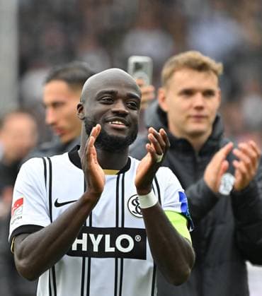 19 10 2025 Soccer season 2025 2026 2 Soccer Bundesliga 09 Matchday SV Elversberg SVE SpVgg Greuther Fürth Kleeblatt Sportfoto Zink MeZi xmeoxzix DFL regulations prohibit any use of photographs as image sequences and or quasi video only for editorial use Amara Conde 6, SV Elversberg captain captain team captain jubilation joy after the end of the match
