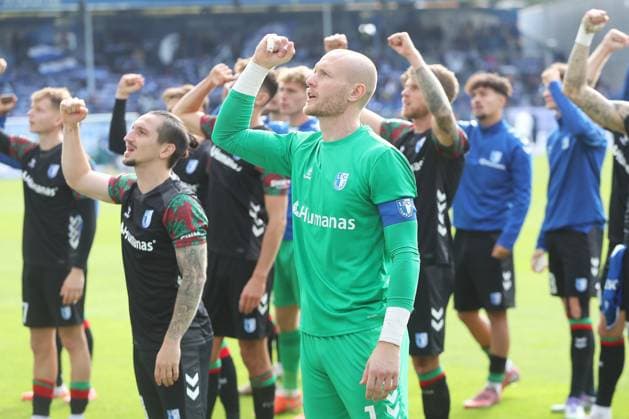 19 10 2025, xtvx, Fussball 2 Bundesliga, SV Darmstadt 98 1 FC Magdeburg v l Baris Atik 1 FC Magdeburg Goalkeeper Dominik Reimann 1 FC Magdeburg thanks the fans, applauds the fans after the match, after the match DFL DFB REGULATIONS PROHIBIT ANY USE OF PHOTOGRAPHS as IMAGE SEQUENCES and or QUASI VIDEO Darmstadt