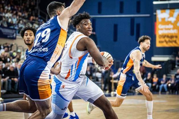 Rostock, Germany October 19, 2025 1 BBL 2025 2026 Rostock Seawolves vs Science City Jena In the picture from left Owen Klassen ROSTOCK SEAWOLVES and Great Osobor Science City Jena Copyright: xFotostandx xVoelkerx