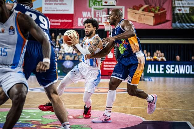 Rostock, Germany October 19, 2025 1 BBL 2025 2026 Rostock Seawolves vs Science City Jena In the picture from left in the duel Tavian Dunn Martin Science City Jena and DeAndre Lansdowne ROSTOCK SEAWOLVES Copyright: xFotostandx xVoelkerx