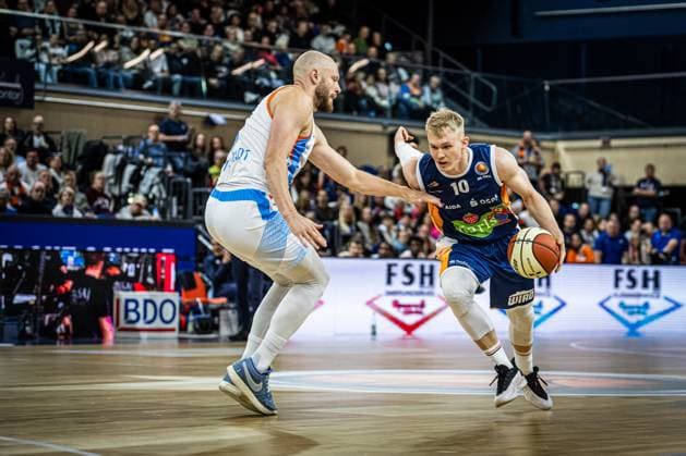 Rostock, Germany 19 October 2025 1 BBL 2025 2026 Rostock Seawolves vs Science City Jena In the picture from left Robin Christen Science City Jena and Lukasz Kolenda ROSTOCK SEAWOLVES Copyright: xFotostandx xVoelkerx
