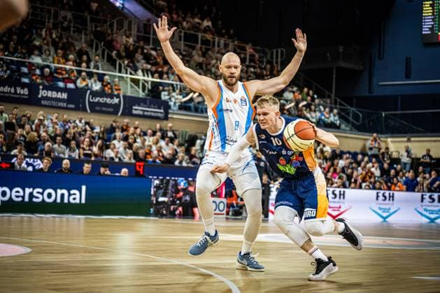 Rostock, Germany 19 October 2025 1 BBL 2025 2026 Rostock Seawolves vs Science City Jena In the picture from left in the duel Robin Christen Science City Jena and Lukasz Kolenda ROSTOCK SEAWOLVES Copyright: xFotostandx xVoelkerx