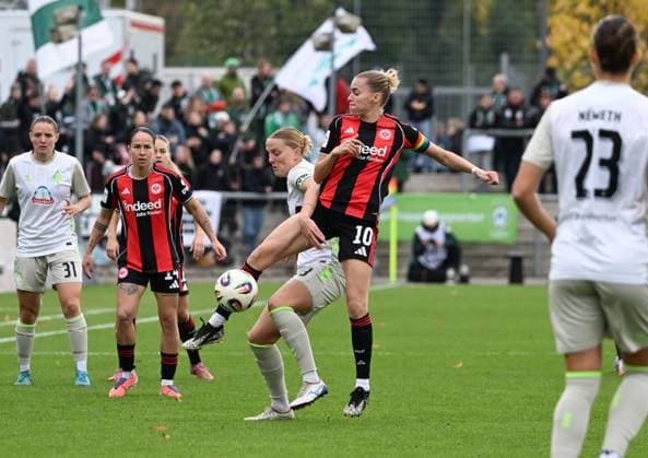 19 10 2025, xsltx, Soccer Google Pixel Women Bundesliga, Eintracht Frankfurt Werder Bremen v l Lina Hausicke Werder Bremen and Laura Freigang Eintracht Frankfurt DFL DFB REGULATIONS PROHIBIT ANY USE OF PHOTOGRAPHS as IMAGE SEQUENCES and or QUASI VIDEO