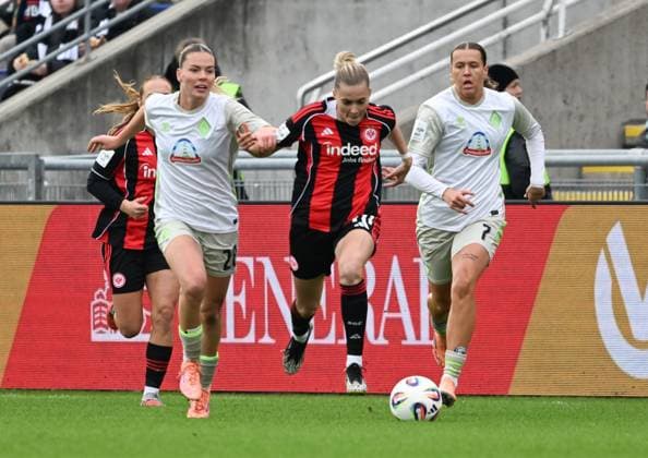 19 10 2025, xsltx, Soccer Google Pixel Women Bundesliga, Eintracht Frankfurt Werder Bremen v l Juliane Wirtz Werder Bremen , Laura Freigang Eintracht Frankfurt , Larissa Mühlhaus Werder Bremen DFL DFB REGULATIONS PROHIBIT ANY USE OF PHOTOGRAPHS as IMAGE SEQUENCES and or QUASI VIDEO