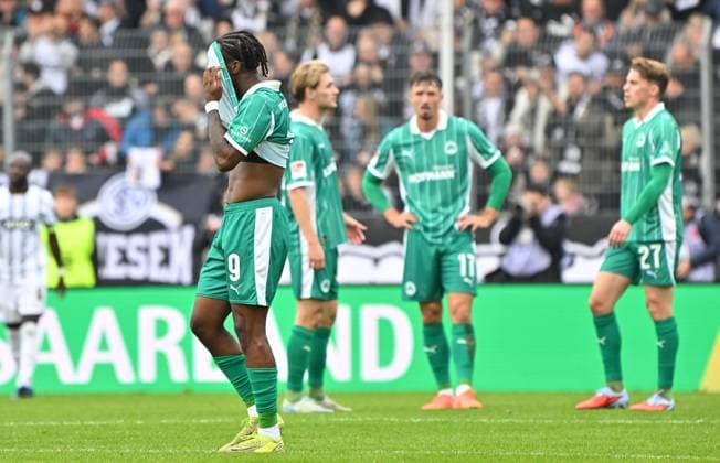 19 10 2025 Soccer season 2025 2026 2 Soccer Bundesliga 09 Matchday SV Elversberg SVE SpVgg Greuther Fürth Kleeblatt Sportfoto Zink MeZi xmeoxzix DFL regulations prohibit any use of photographs as image sequences and or quasi video only for editorial use Noel Futkeu 9, SpVgg Greuther Fürth disappointed disappointment