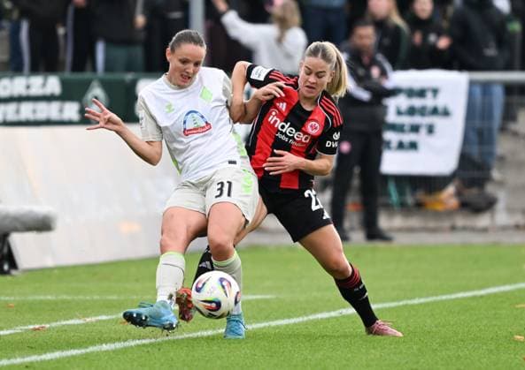 19 10 2025, xsltx, Soccer Google Pixel Women Bundesliga, Eintracht Frankfurt Werder Bremen v l Verena Wieder Werder Bremen , Nadine Riesen Eintracht Frankfurt DFL DFB REGULATIONS PROHIBIT ANY USE OF PHOTOGRAPHS as IMAGE SEQUENCES and or QUASI VIDEO