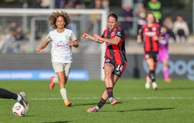 DEU, Frankfurt, Eintracht Frankfurt vs Werder Bremen, Google Pixel Frauen Bundesliga, DFB, Saison 2526, Stadion am Bretanobad, 7 Spieltag im Bild v l n r Amira Arfaoui Werder Bremen 8 , GÃ raldine Reuteler Eintracht Frankfurt 14 DFB DFL REGULATIONS PROHIBIT ANY USE OF PHOTOGRAPHS AS IMAGE SEQUENCES AND OR QUASI VIDEO, 19 10 2025 Copyright: HMBxMedia HendrikxHamelau